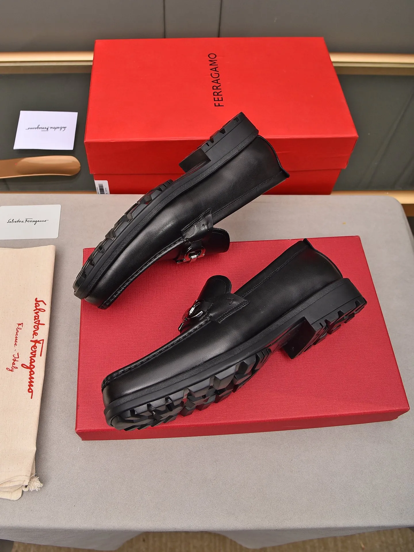 Men's shoes 💰: 500 Brand: Ferragamo Size: Men's size 38/44 (45 can be customized) Grade: Same style as the official website High-end quality men's shoes Material: Original first-layer calfskin Water-dyed cowhide lining Original outsole Style categories: Men's fashionable formal business casual leather shoes Slip-on men's shoes high-top series Young fashion European and American trends British style Casual matching Comfortable feet